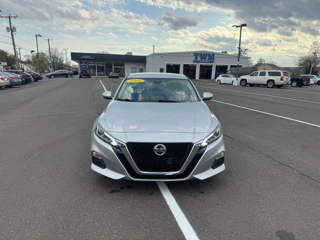 2021 Nissan Altima view 2
