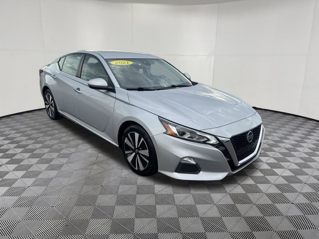 2021 Nissan Altima view 3