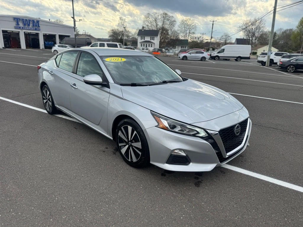 2021 Nissan Altima view 3
