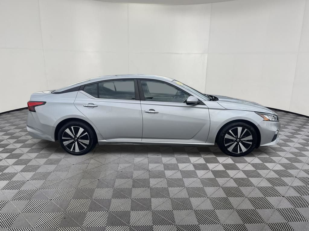 2021 Nissan Altima view 4