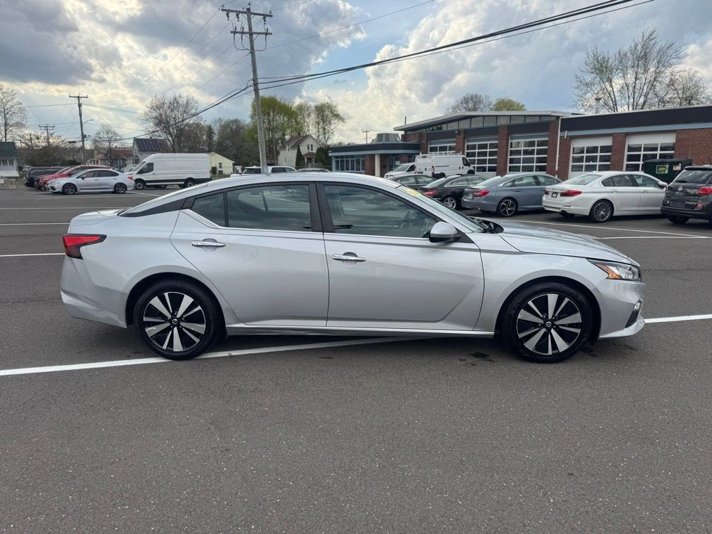 2021 Nissan Altima view 4
