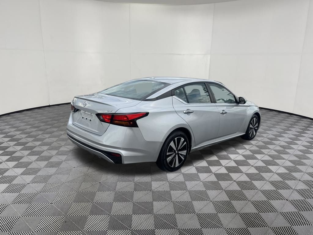 2021 Nissan Altima view 5