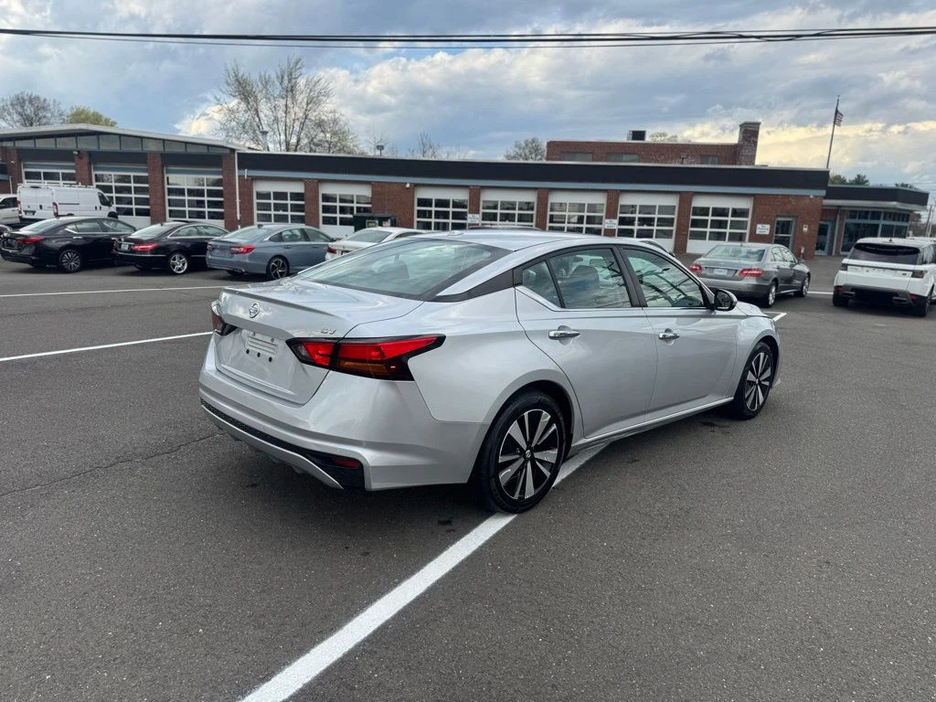 2021 Nissan Altima view 5