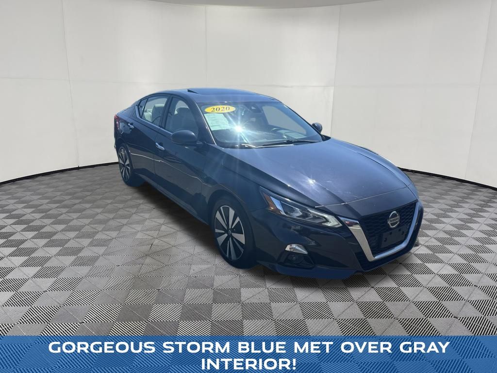 2020 Nissan Altima view 3