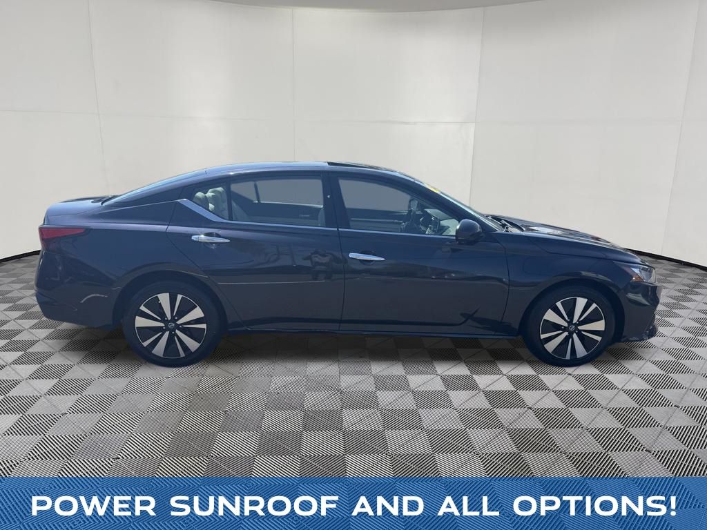 2020 Nissan Altima view 4
