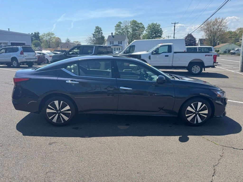 2020 Nissan Altima view 4