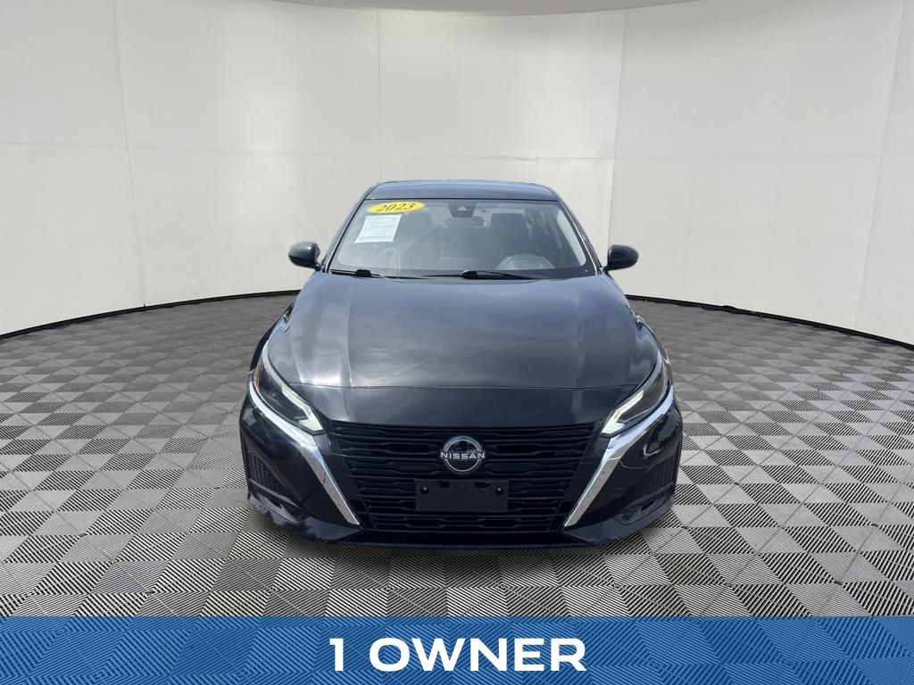 2023 Nissan Altima view 2