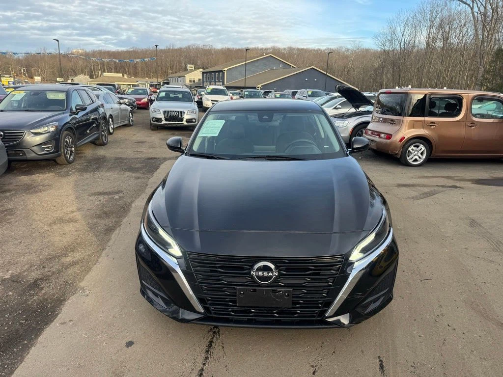 2023 Nissan Altima view 2