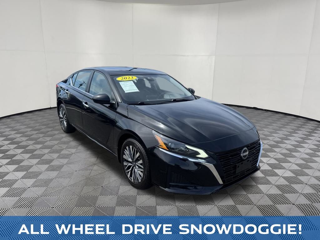 2023 Nissan Altima view 3