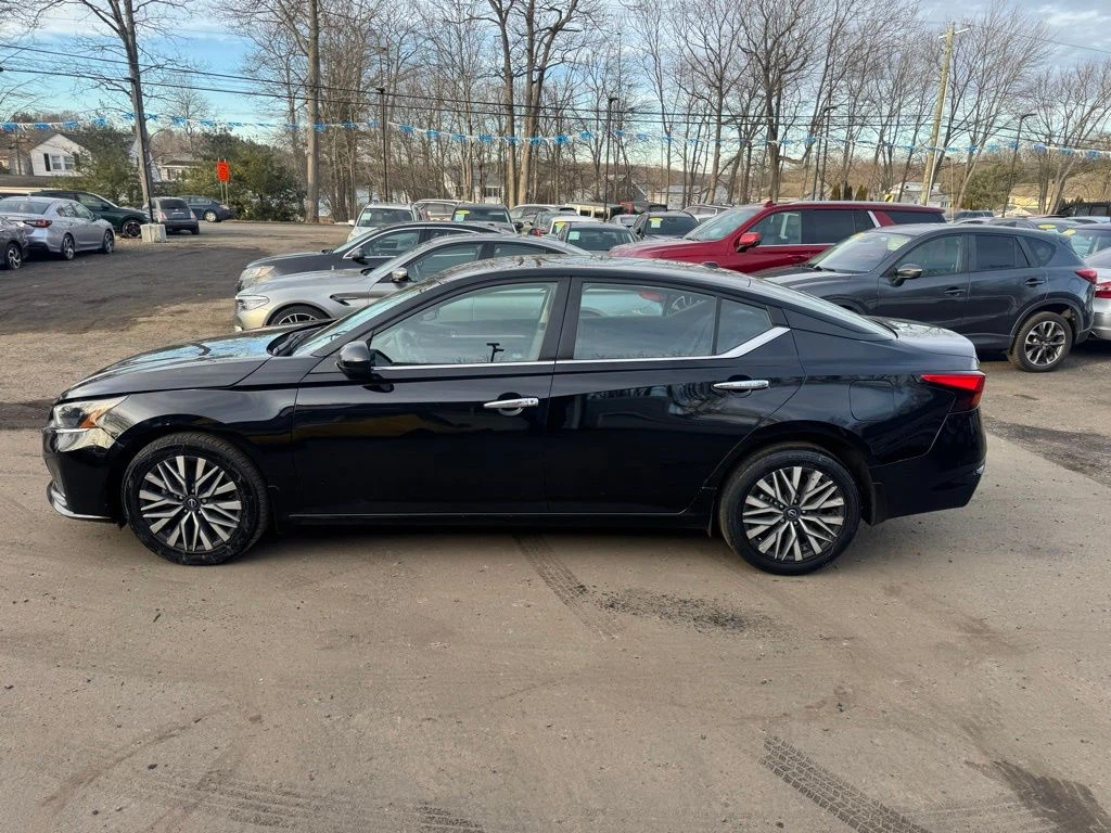 2023 Nissan Altima view 3