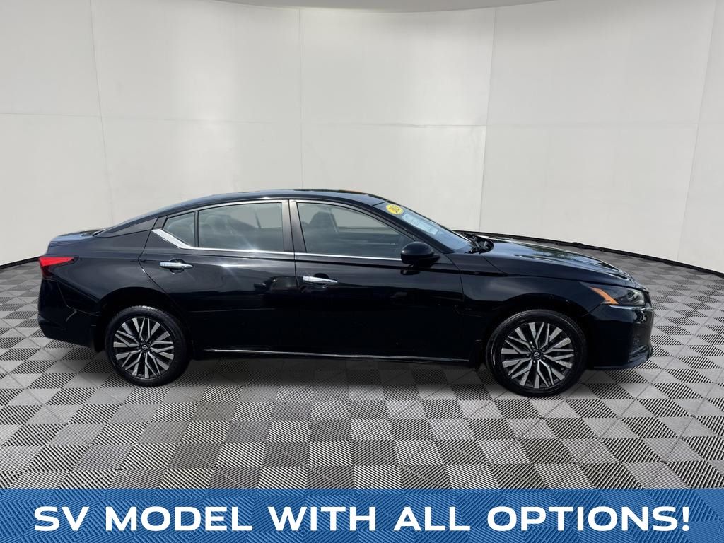 2023 Nissan Altima view 4