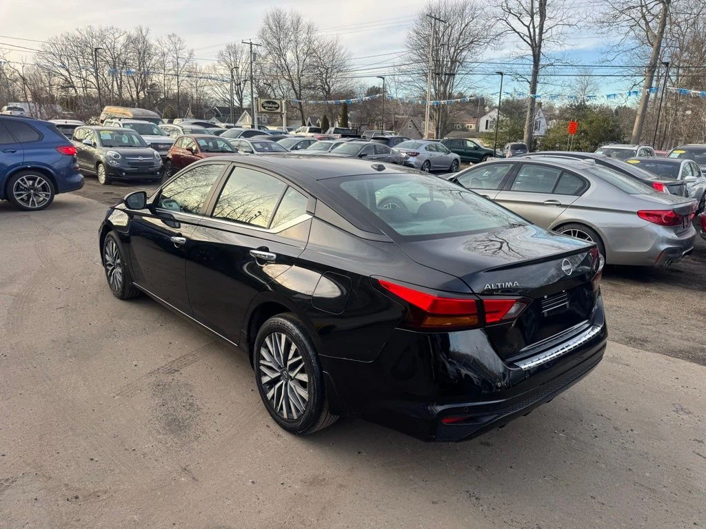2023 Nissan Altima view 4