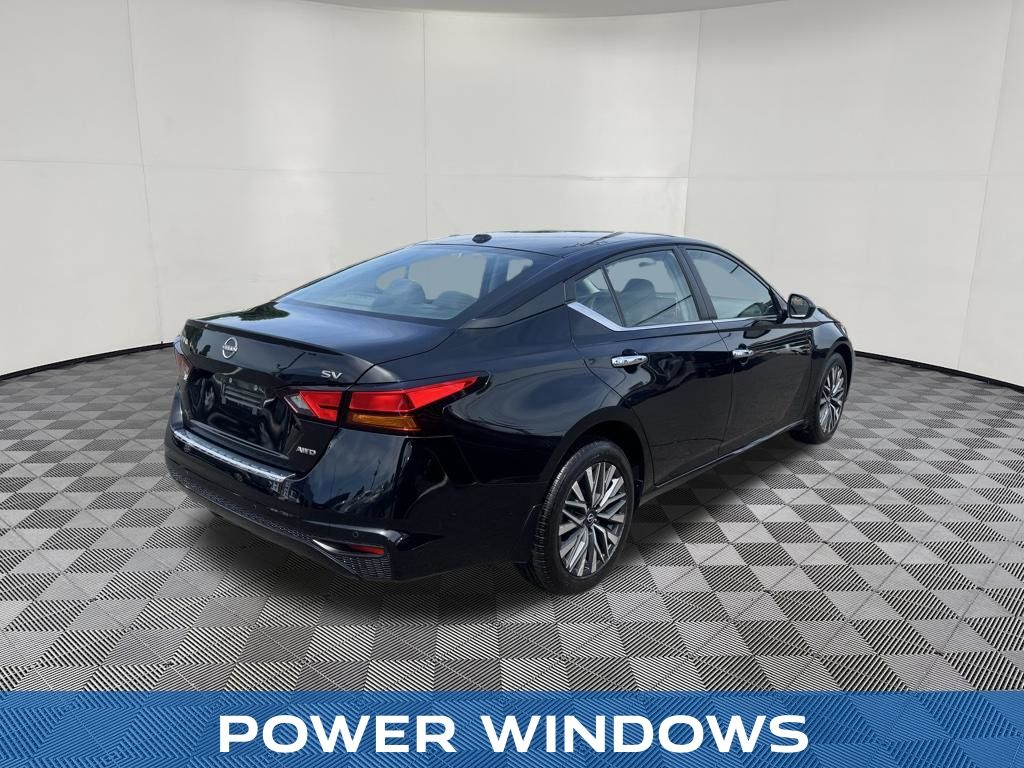 2023 Nissan Altima view 5