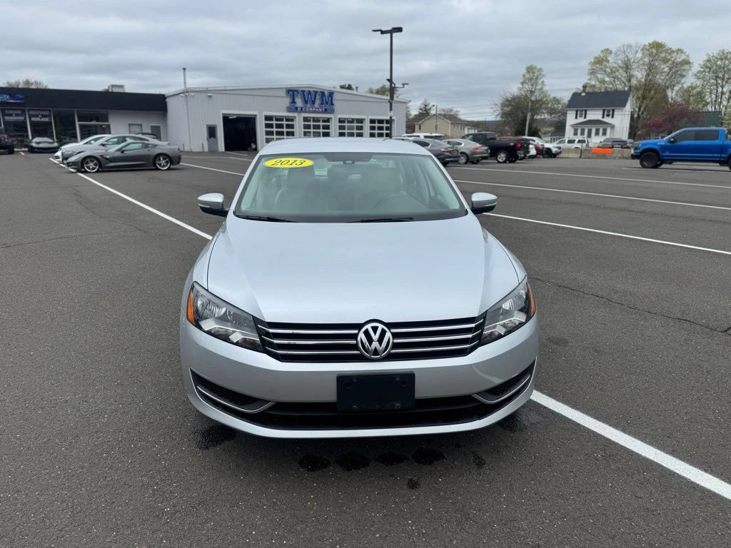 2013 Volkswagen Passat view 2
