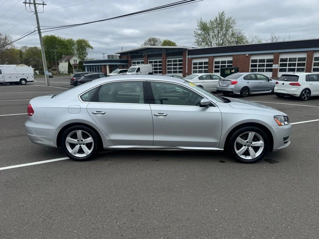 2013 Volkswagen Passat view 4