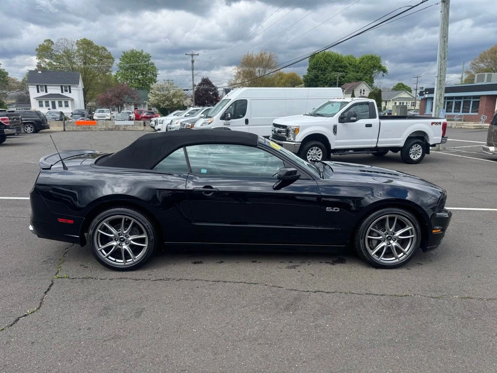 2013 Ford Mustang view 4