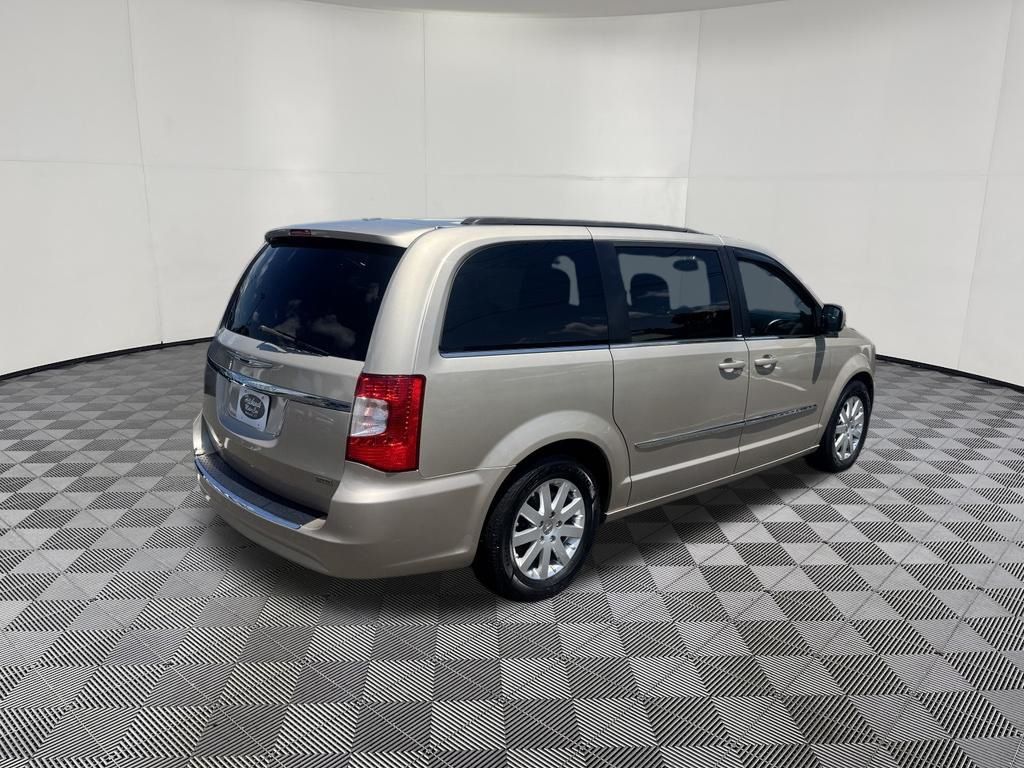 2014 Chrysler Town & Country view 5