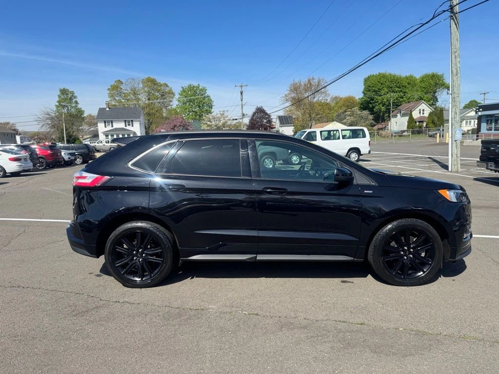 2022 Ford Edge view 4