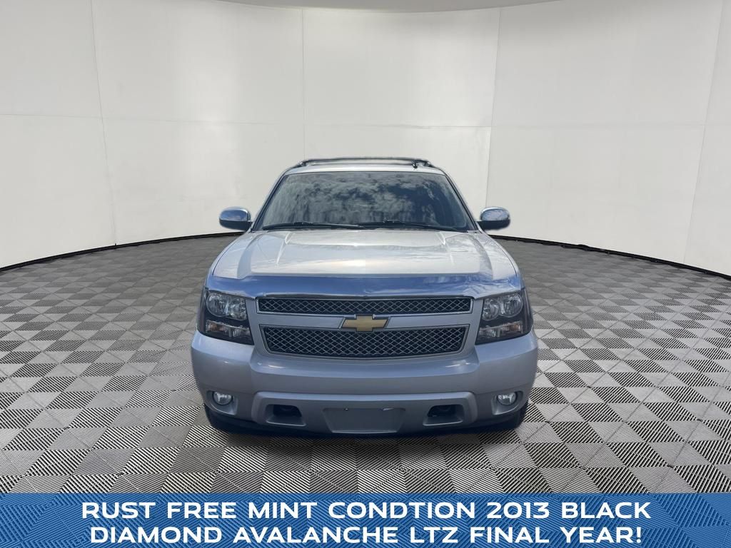 2013 Chevrolet Avalanche 1500 view 2