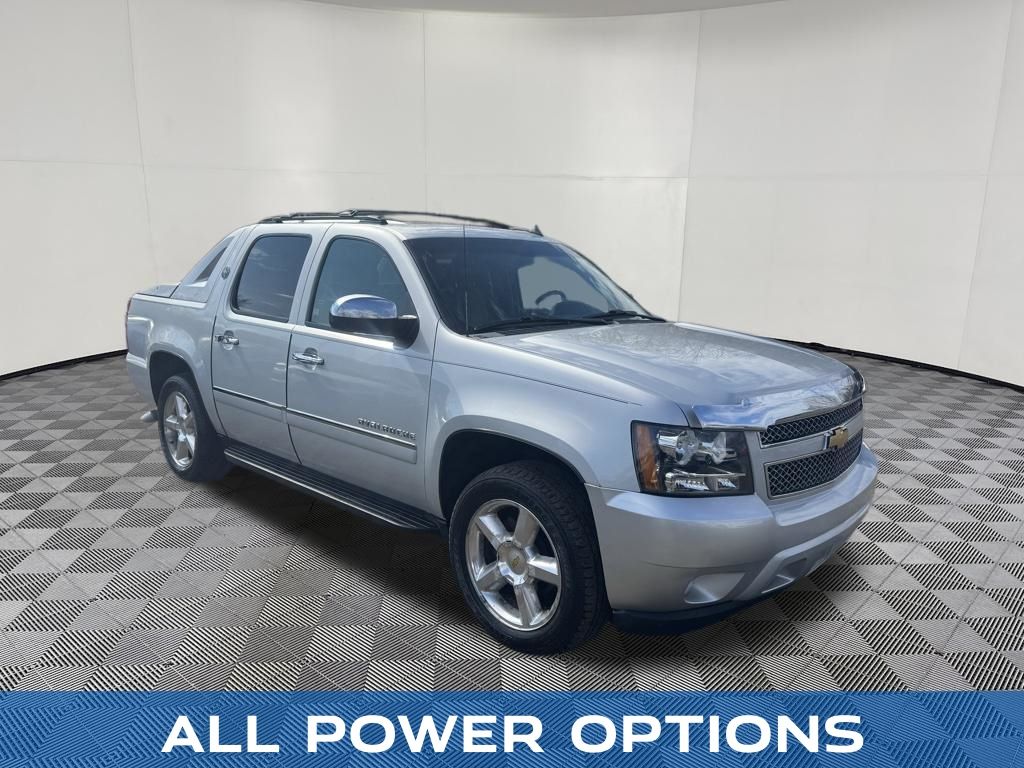 2013 Chevrolet Avalanche 1500 view 3