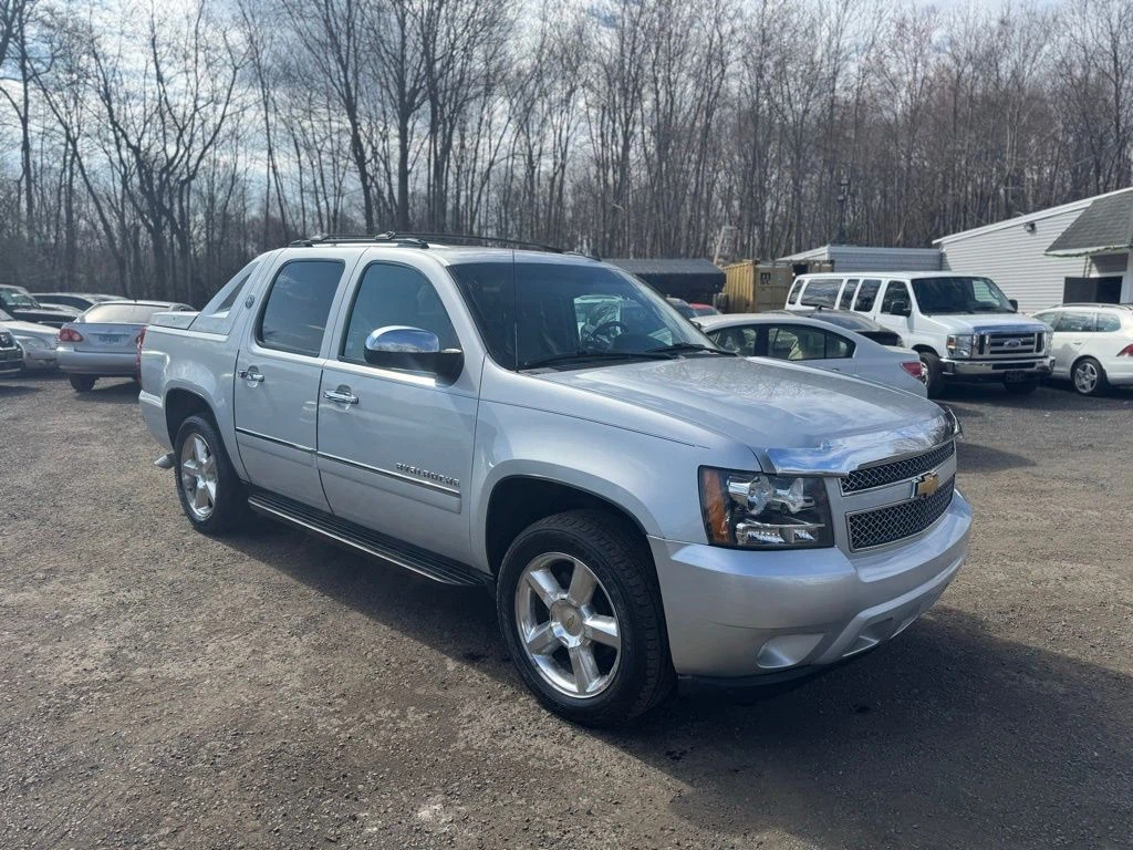 2013 Chevrolet Avalanche 1500 view 3