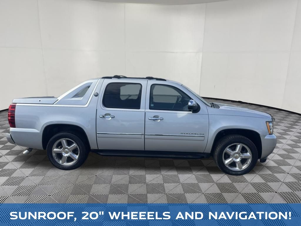 2013 Chevrolet Avalanche 1500 view 4