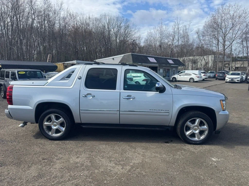 2013 Chevrolet Avalanche 1500 view 4