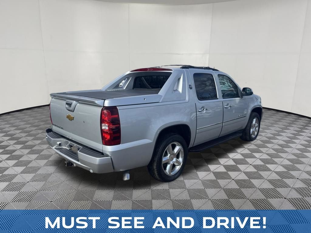 2013 Chevrolet Avalanche 1500 view 5