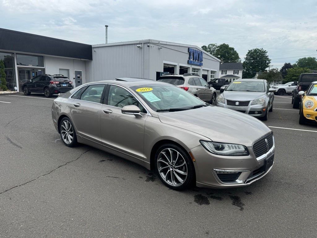 2019 Lincoln MKZ view 3