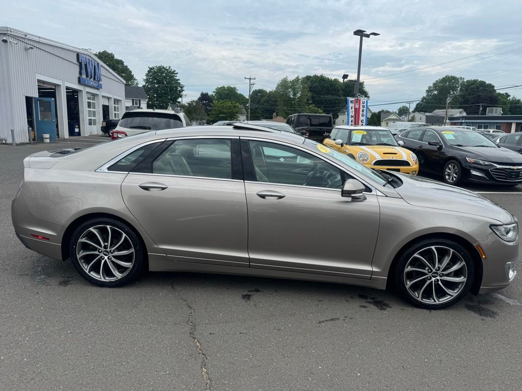 2019 Lincoln MKZ view 4
