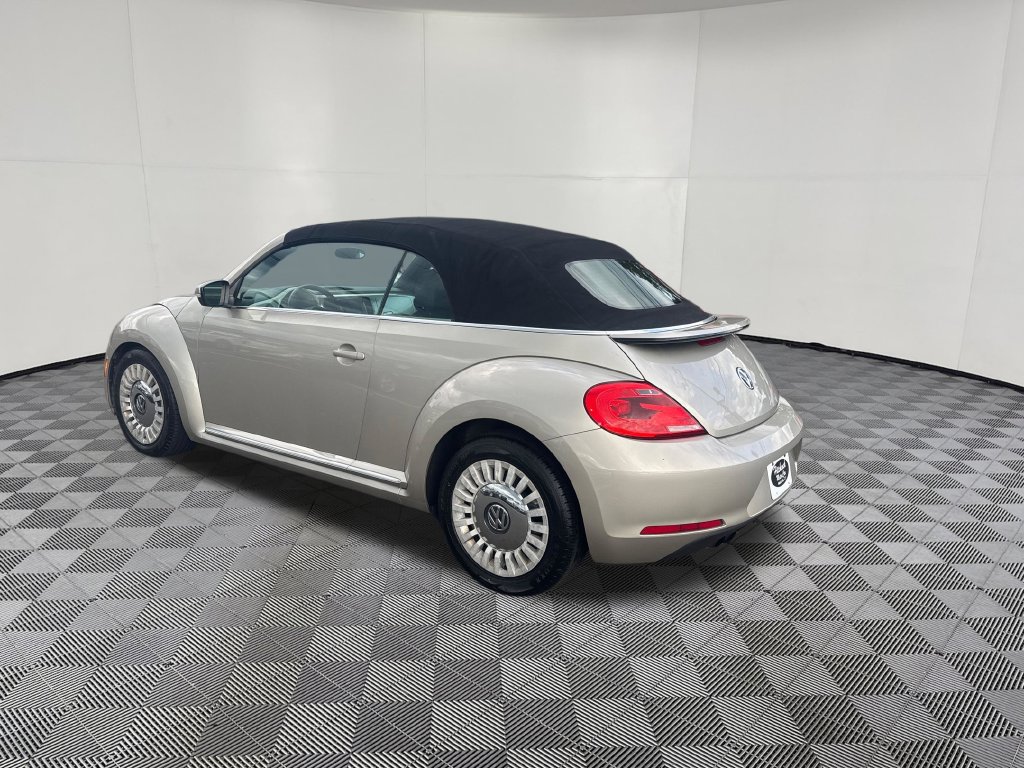 2014 Volkswagen Beetle view 4
