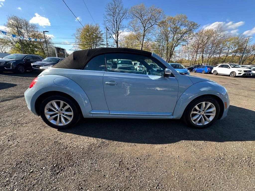 2013 Volkswagen Beetle view 4