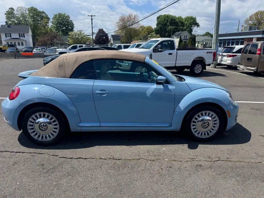 2014 Volkswagen Beetle view 4