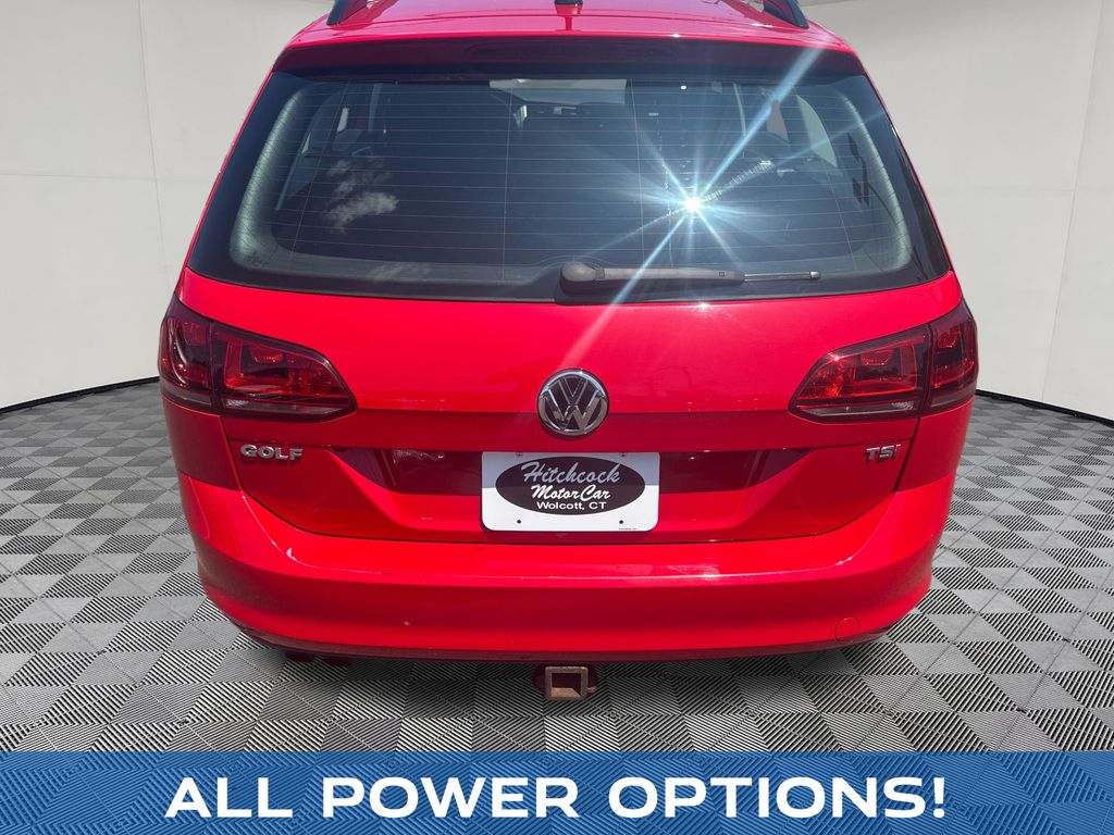 2017 Volkswagen Golf SportWagen view 4