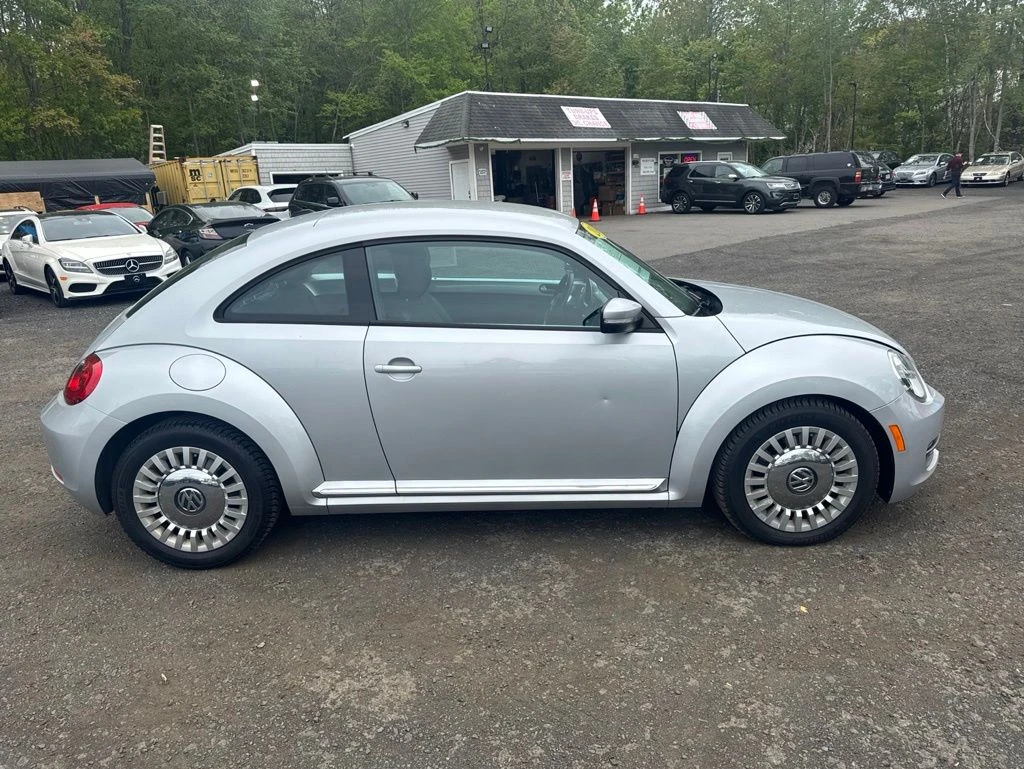 2014 Volkswagen Beetle view 3