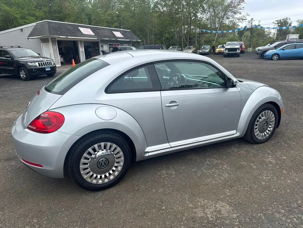 2014 Volkswagen Beetle view 4
