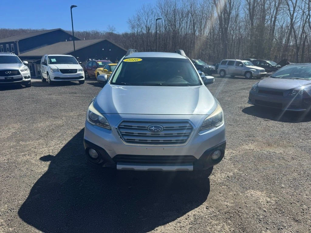 2016 Subaru Outback view 2