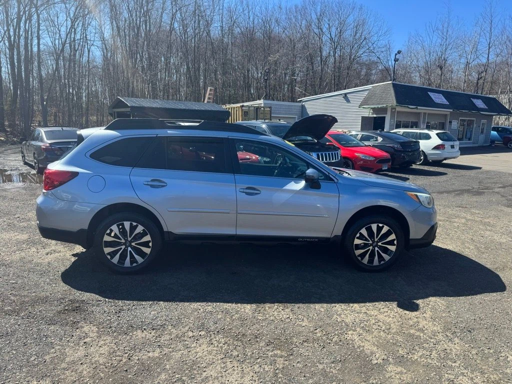 2016 Subaru Outback view 4