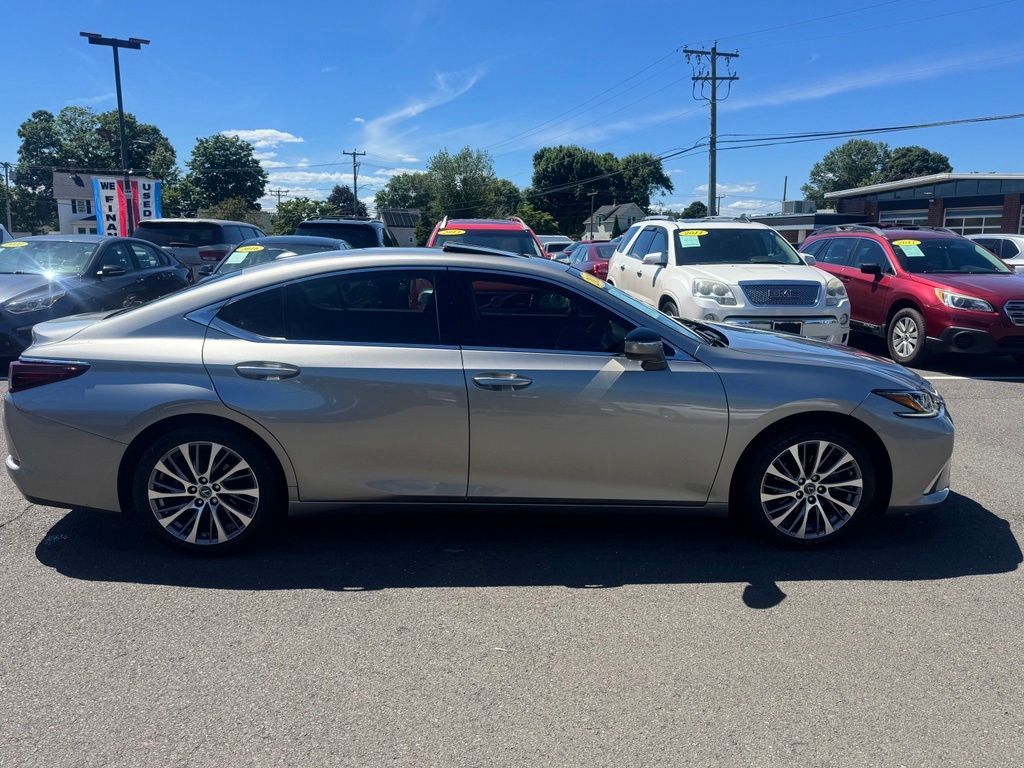 2020 Lexus ES view 4