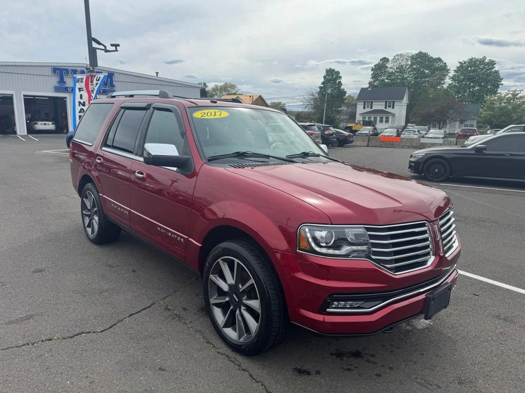 2017 Lincoln Navigator view 3