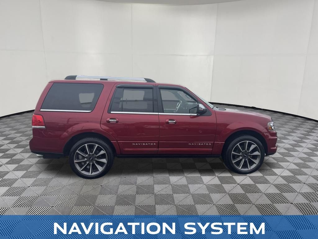 2017 Lincoln Navigator view 4