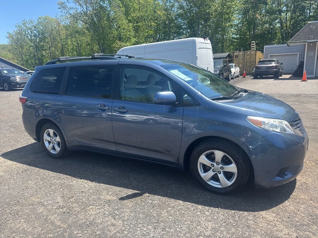 2017 Toyota Sienna view 2