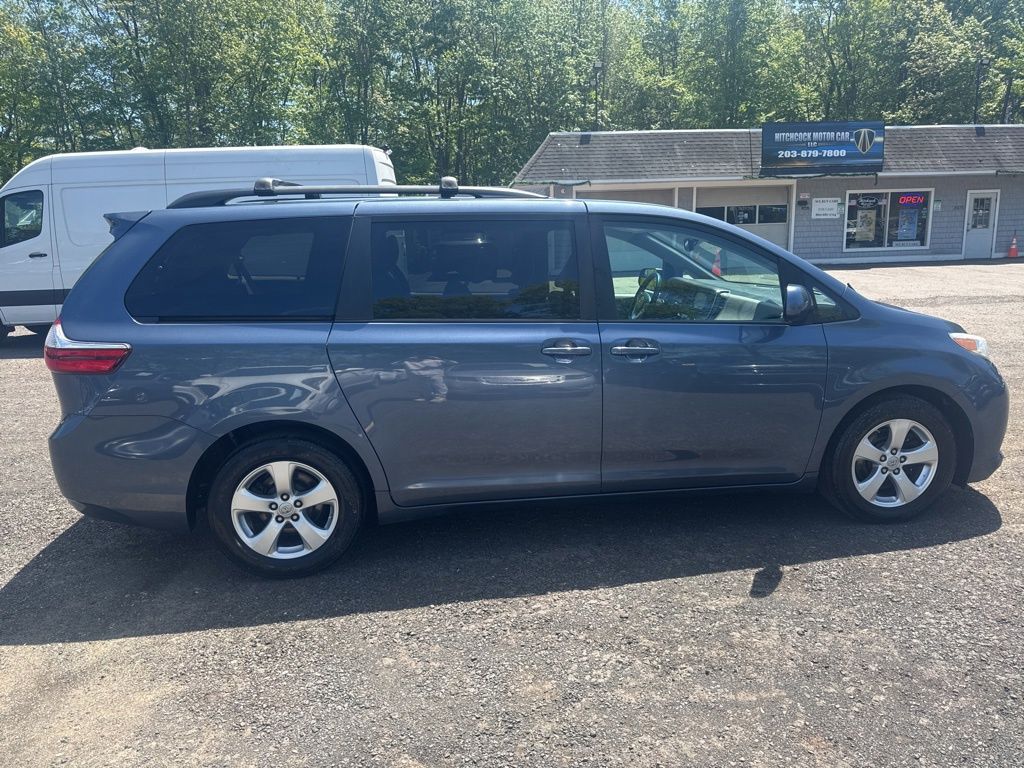 2017 Toyota Sienna view 3