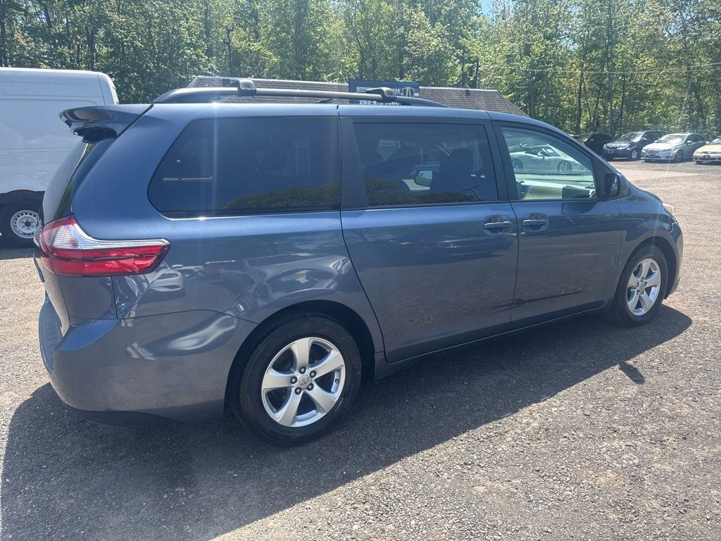 2017 Toyota Sienna view 4