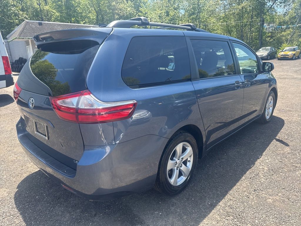 2017 Toyota Sienna view 5