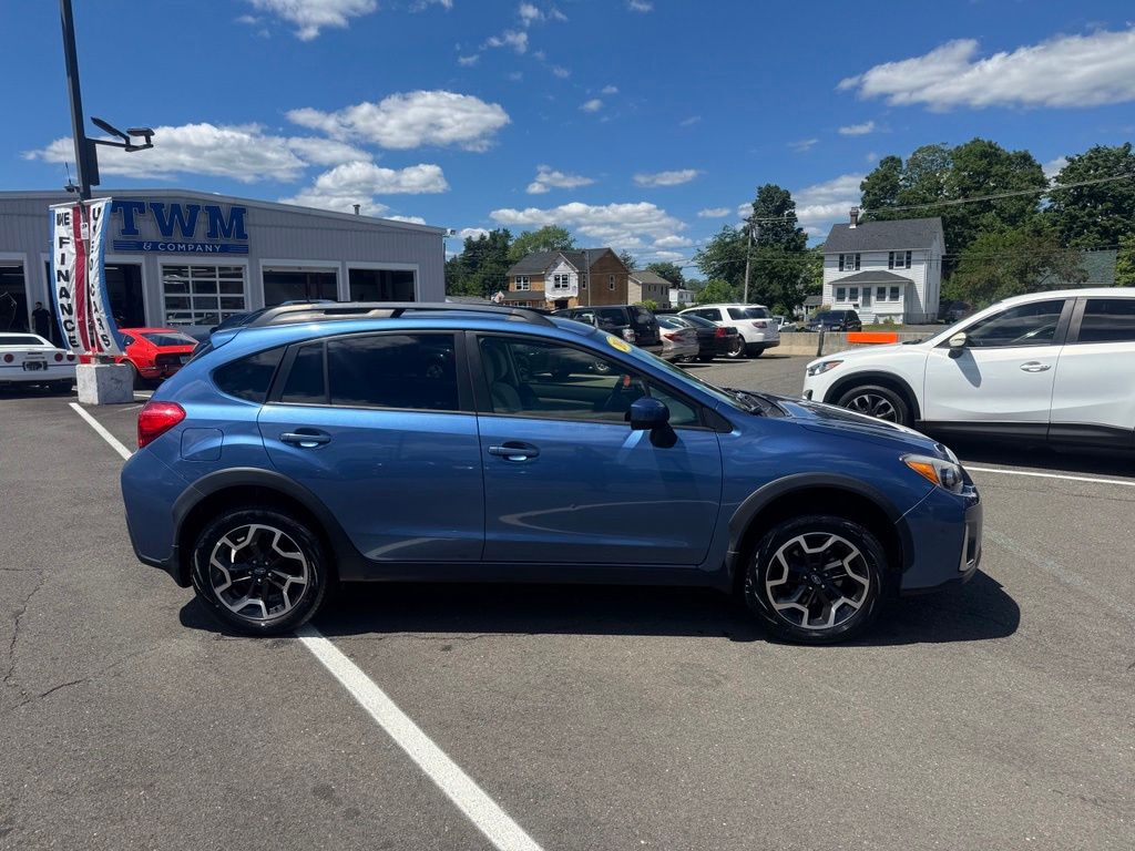 2016 Subaru Crosstrek view 4