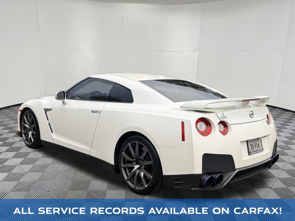 2015 Nissan GT-R view 4