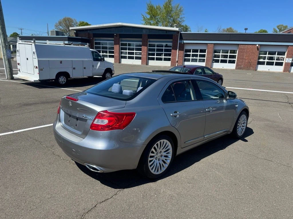 2010 Suzuki Kizashi view 5