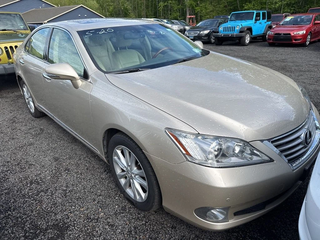 2011 Lexus ES view 4