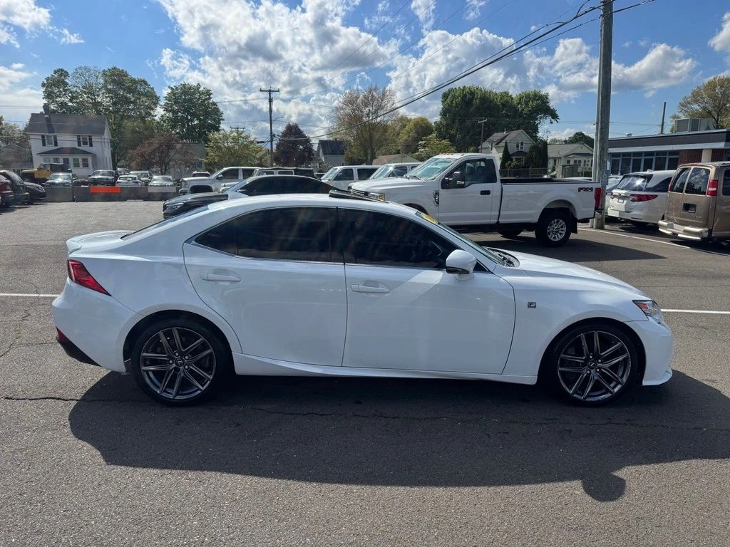 2016 Lexus IS view 4
